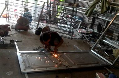 Cuối năm, dịch vụ sửa cửa sắt đắt hàng